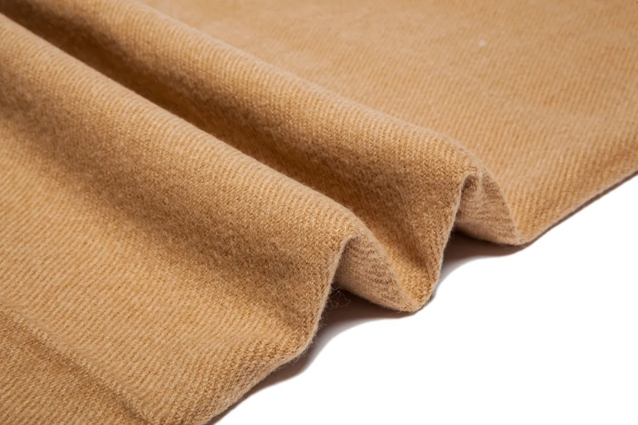 UGG Cachecol de cashmere bege trançado com franjas 9
