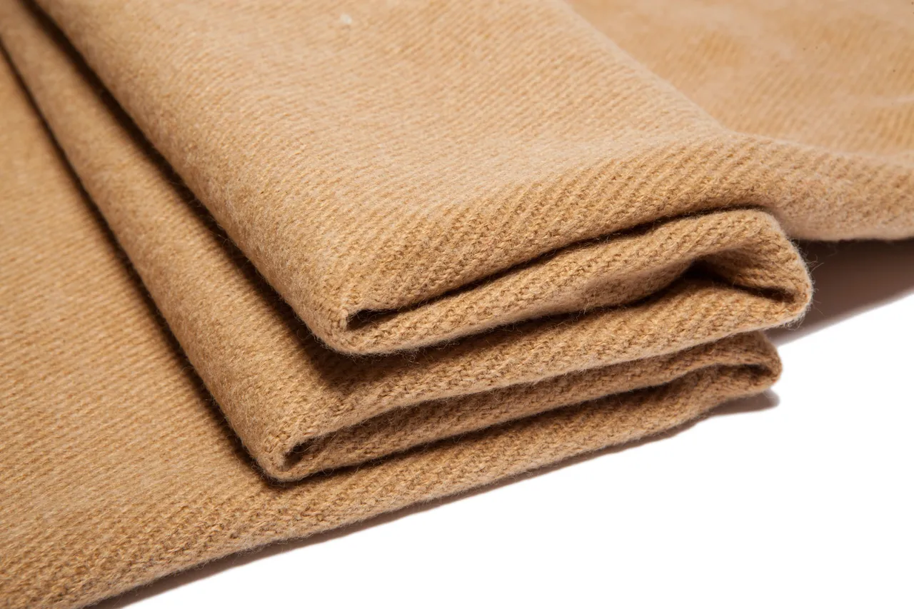 UGG Cachecol de cashmere bege trançado com franjas 10