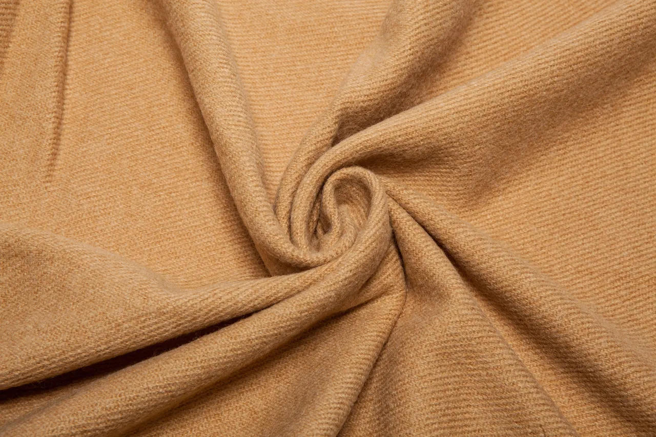 UGG Cachecol de cashmere bege trançado com franjas 12