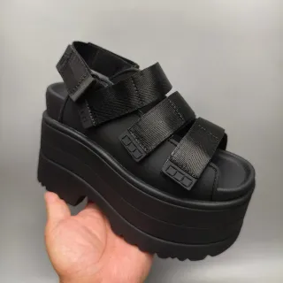 UGG صندل كاجوال أسود بقاعدة منصة وإغلاق متعدد الشرائط