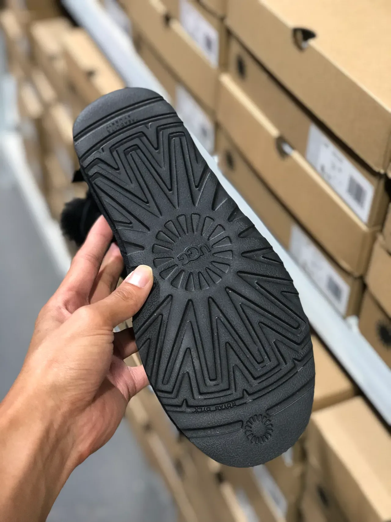UGG काला स्यूड ऊपरी शियरलिंग लाइन कफ स्नो बूट 2