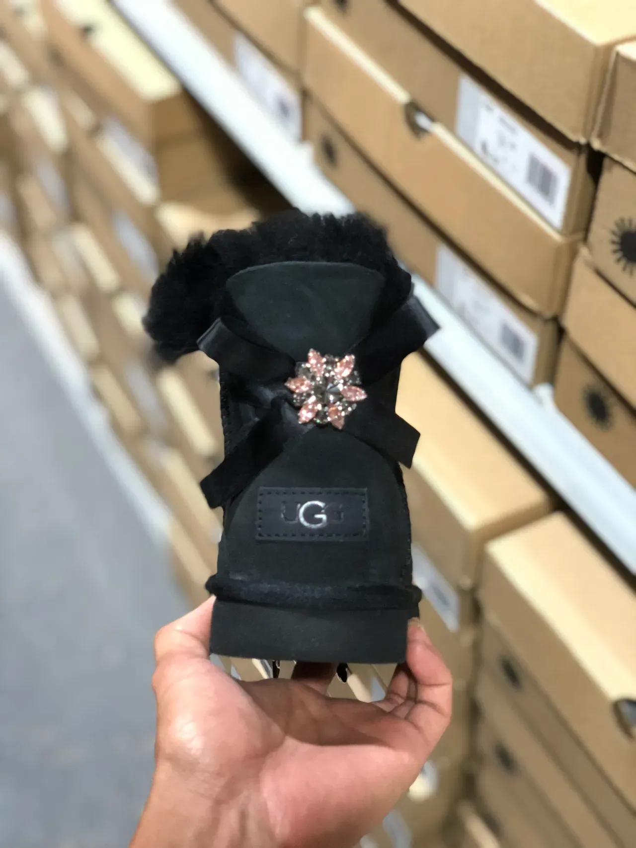 UGG काला स्यूड ऊपरी शियरलिंग लाइन कफ स्नो बूट 3