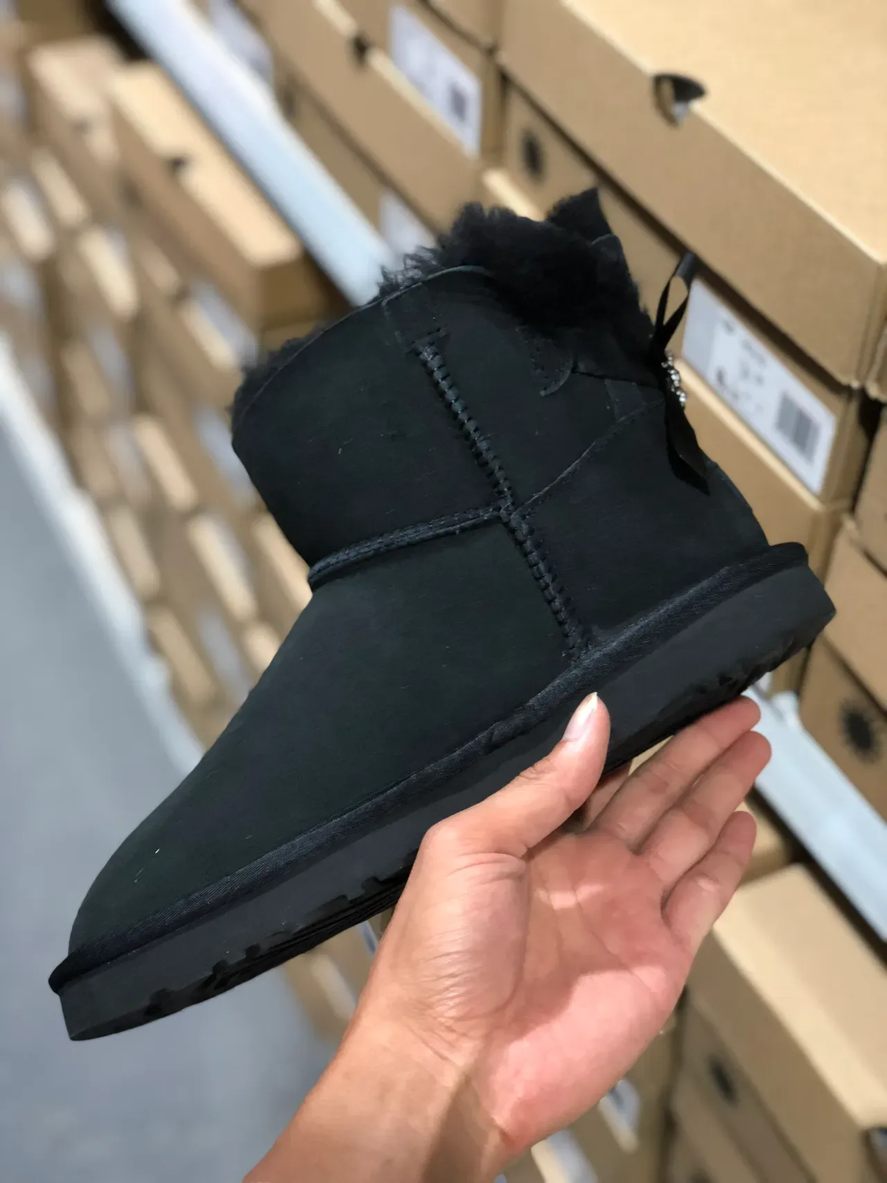 UGG काला स्यूड ऊपरी शियरलिंग लाइन कफ स्नो बूट 4