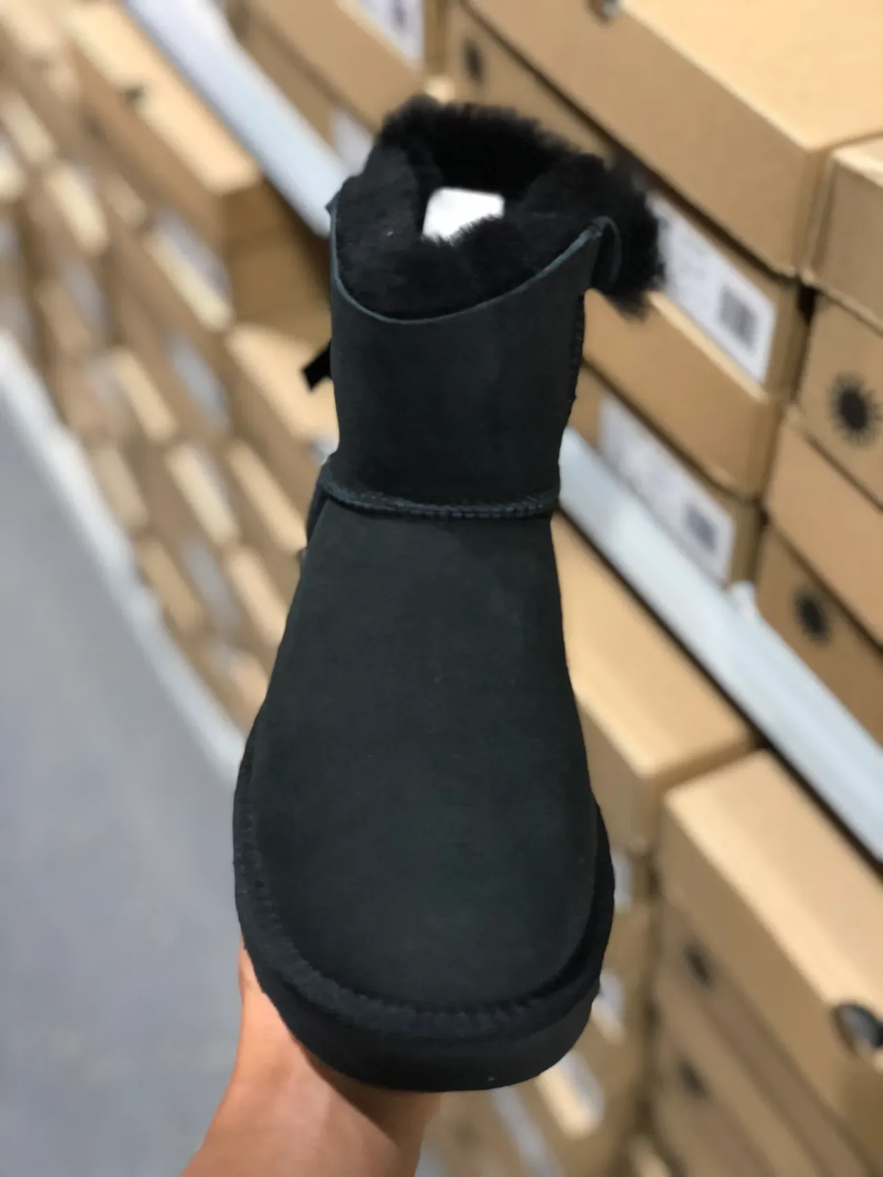 UGG काला स्यूड ऊपरी शियरलिंग लाइन कफ स्नो बूट 5