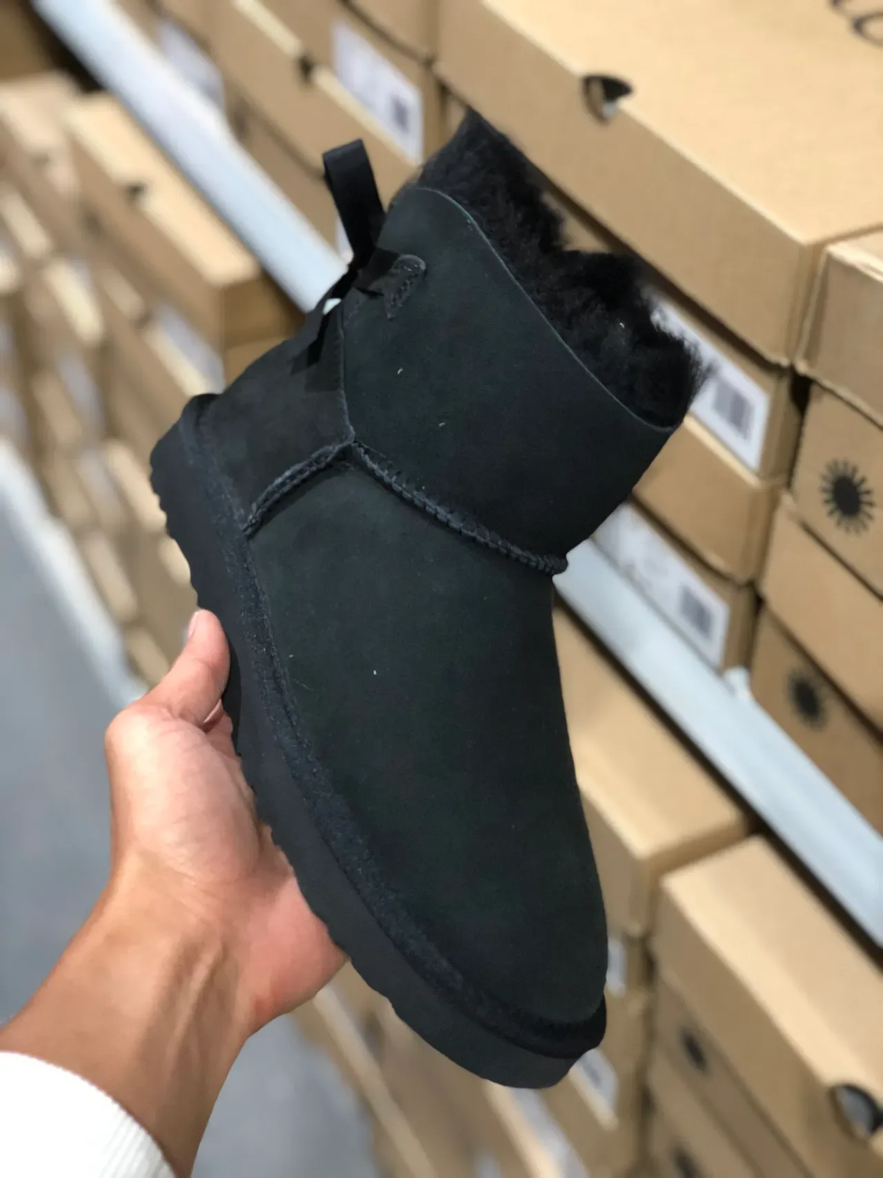 UGG काला स्यूड ऊपरी शियरलिंग लाइन कफ स्नो बूट 6