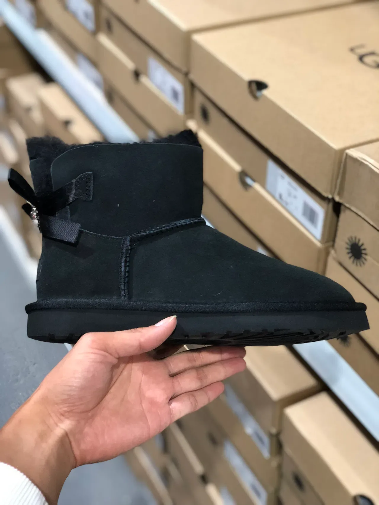 UGG काला स्यूड ऊपरी शियरलिंग लाइन कफ स्नो बूट 7