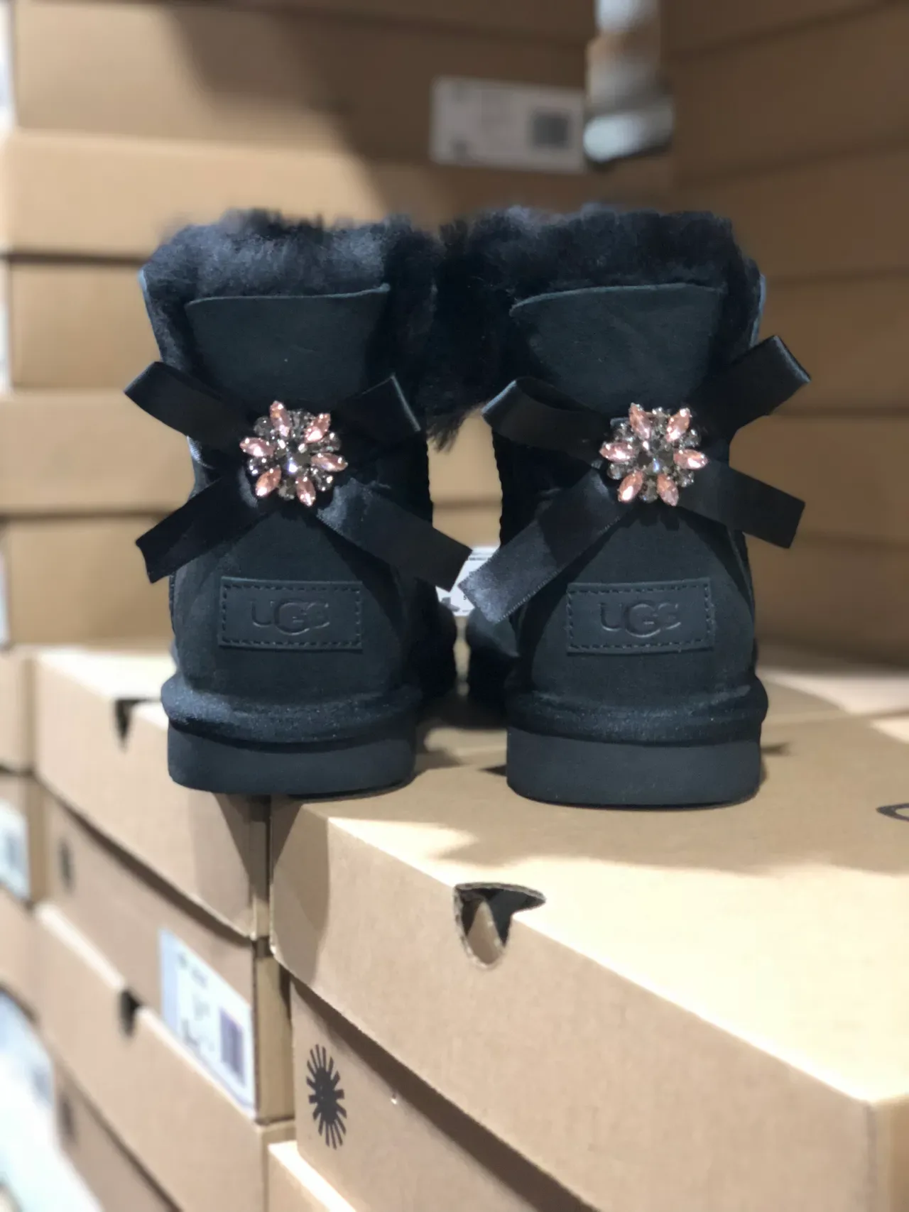 UGG काला स्यूड ऊपरी शियरलिंग लाइन कफ स्नो बूट 8