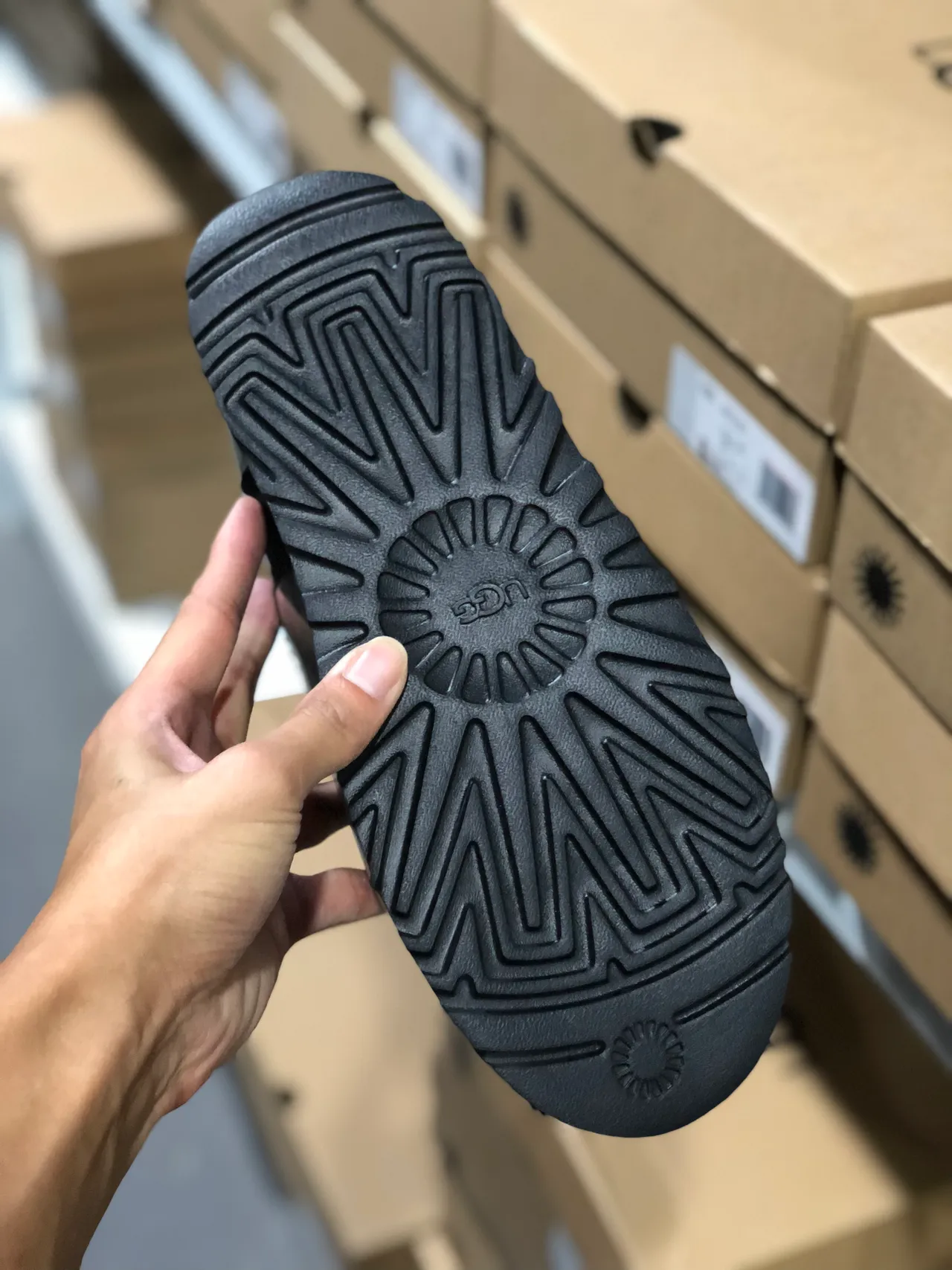 UGG 黑色白色光泽透明侧面标志带雪靴 2