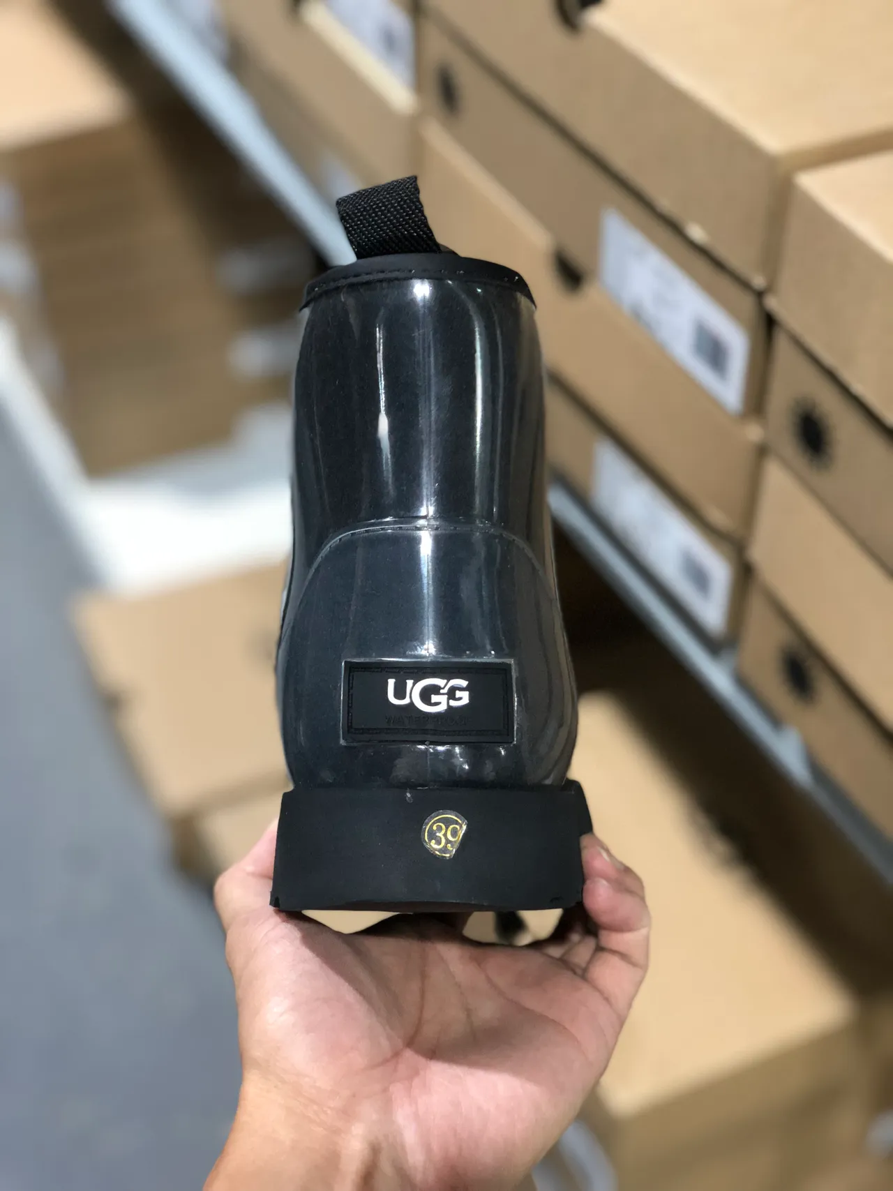 UGG 黑色白色光泽透明侧面标志带雪靴 3