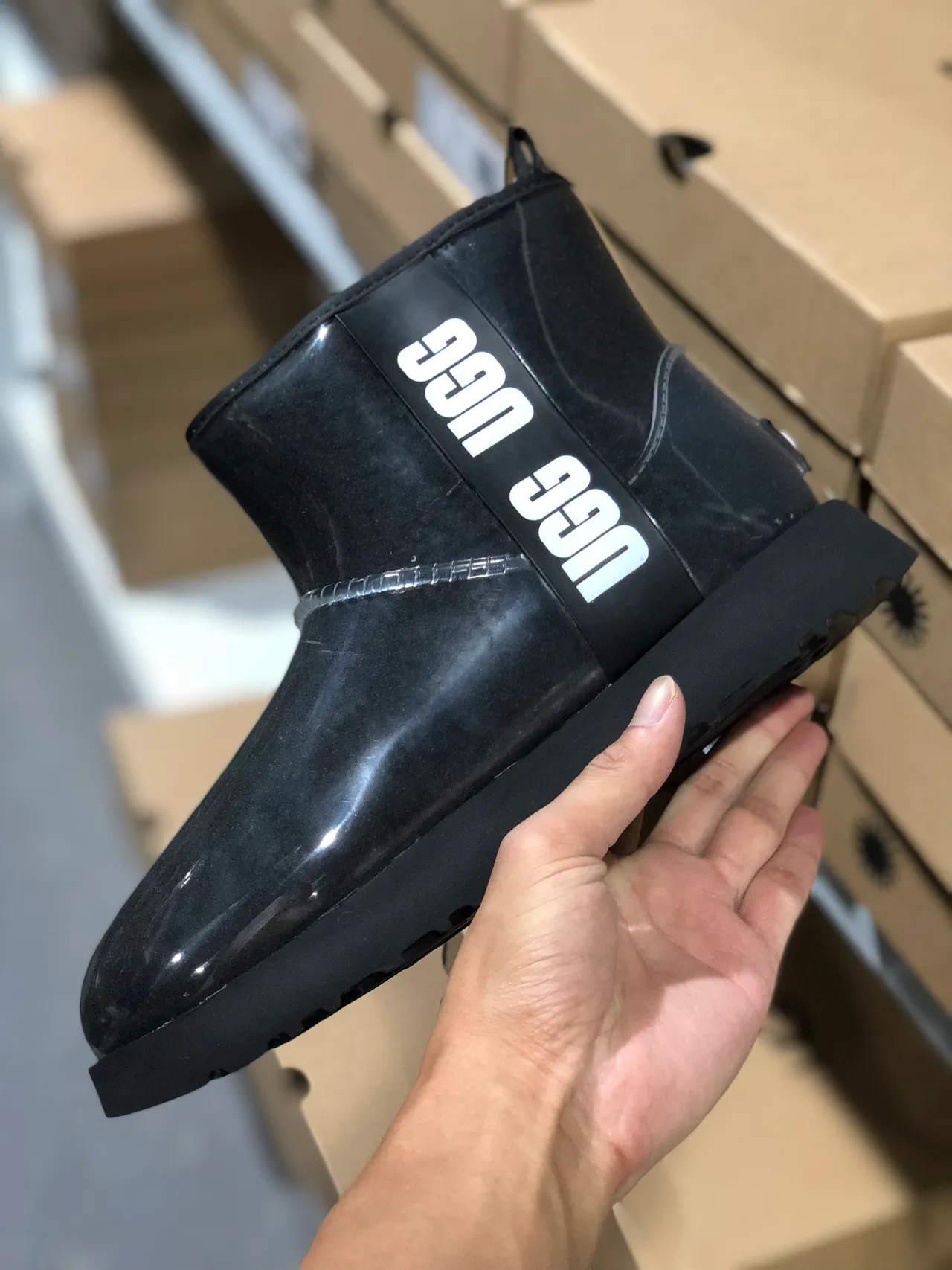 UGG 黑色白色光泽透明侧面标志带雪靴 4