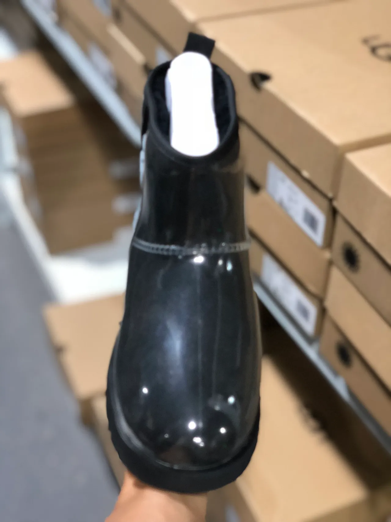 UGG 黑色白色光泽透明侧面标志带雪靴 5