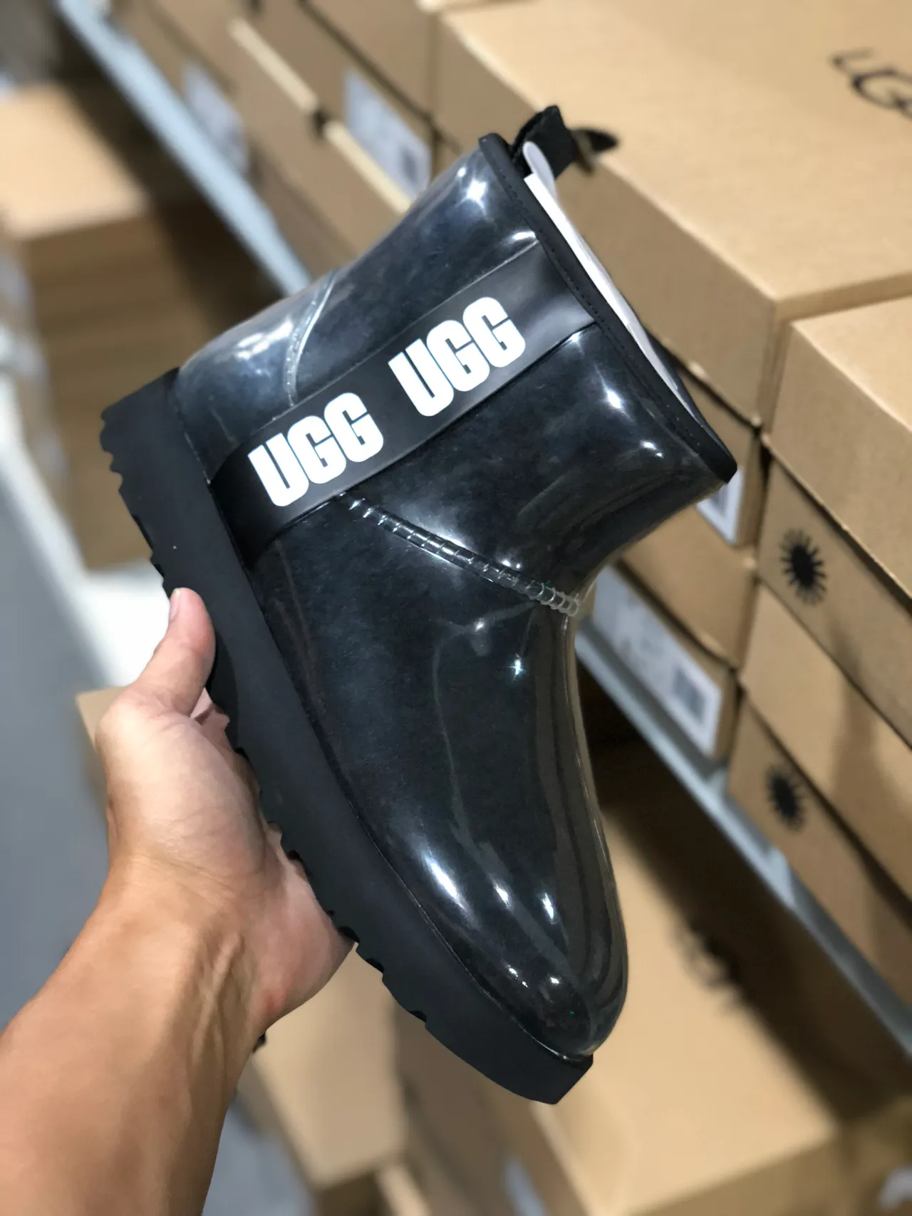 UGG 黑色白色光泽透明侧面标志带雪靴 6