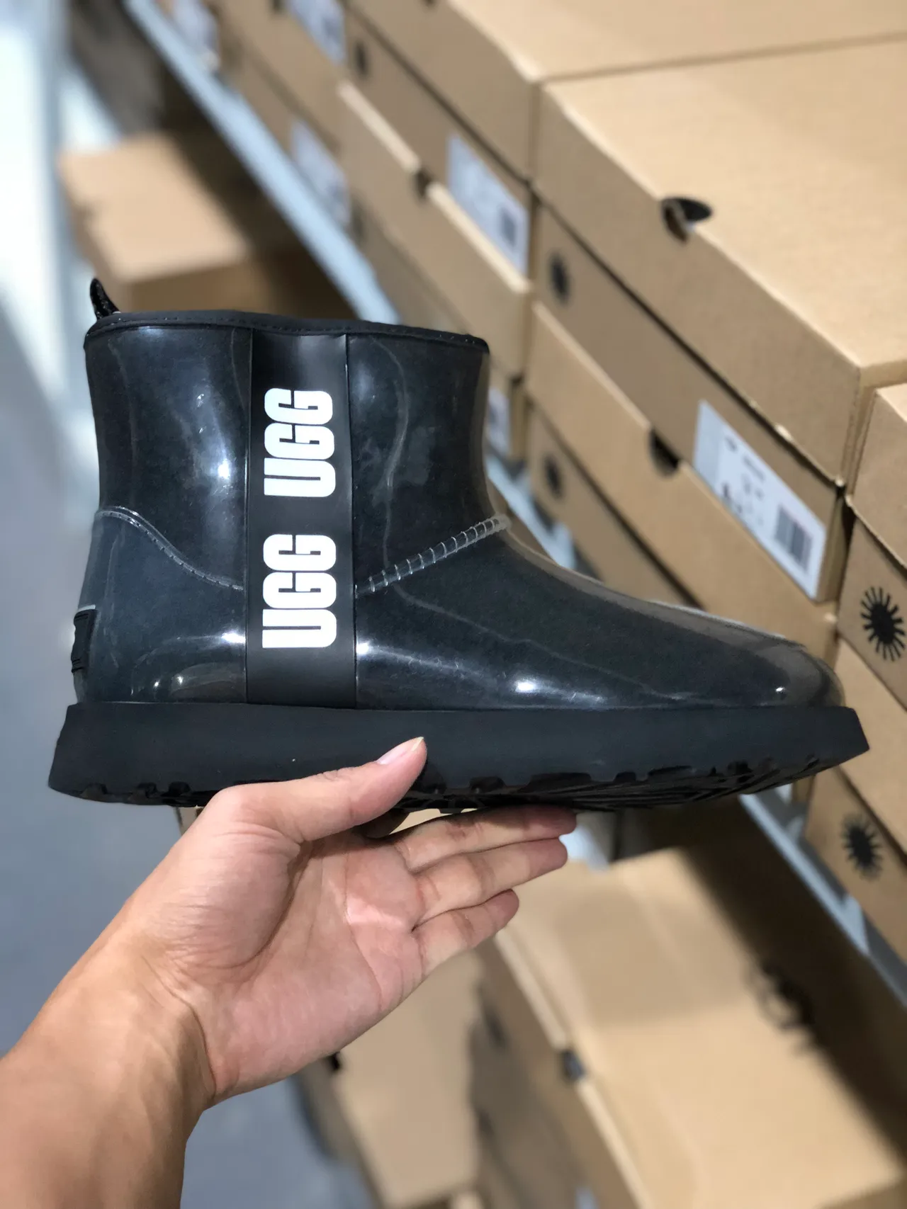 UGG 黑色白色光泽透明侧面标志带雪靴 7