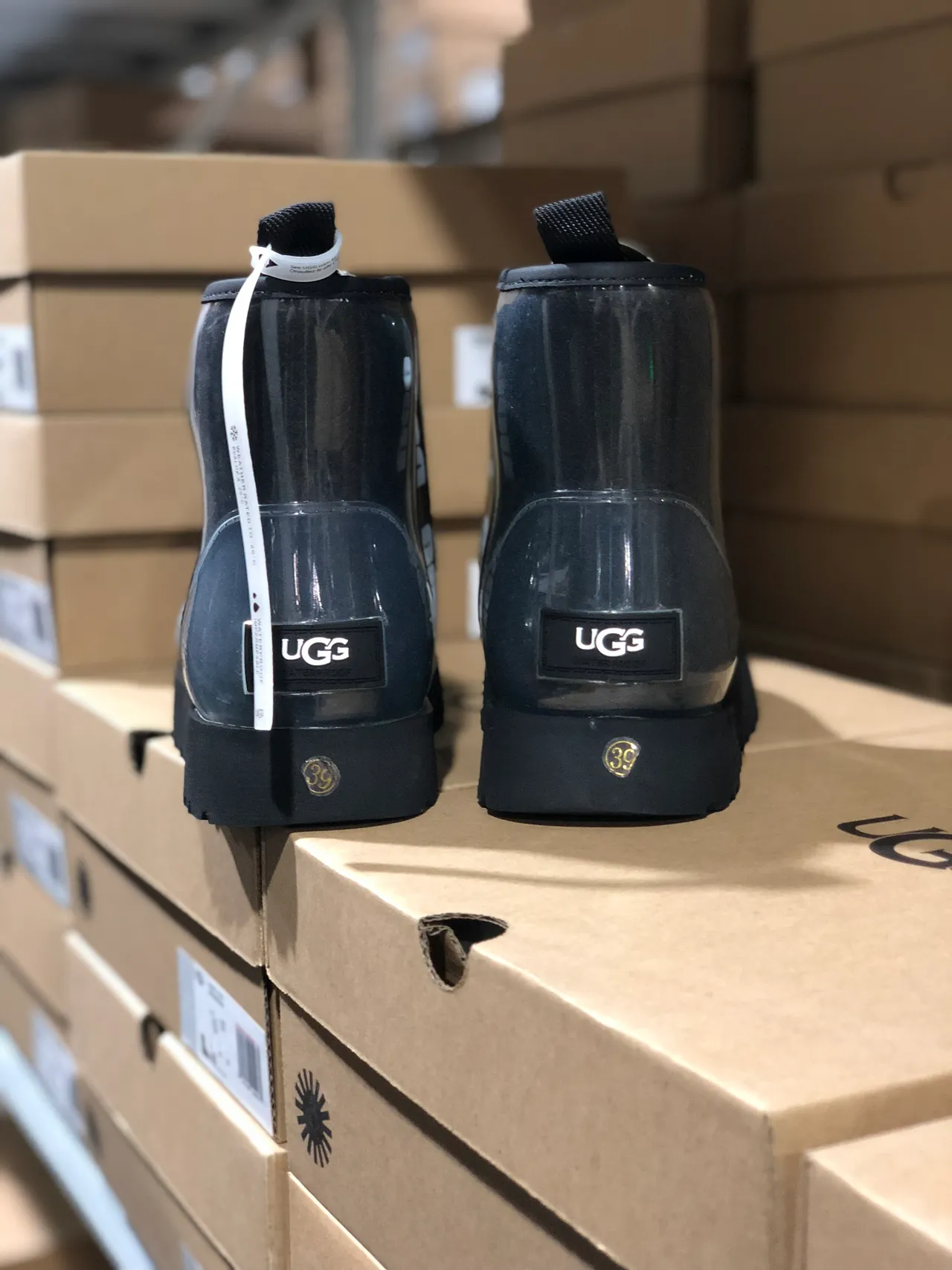 UGG 黑色白色光泽透明侧面标志带雪靴 8