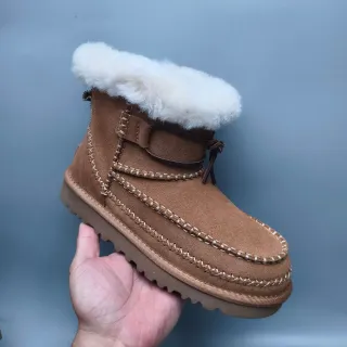 UGG भूरा बेज सूएड अपर शियरलिंग लाइन कफ स्नो बूट्स