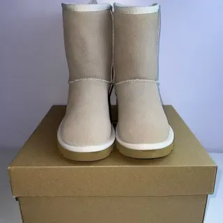 UGG Classic Mini बेज सूड स्नो बूट