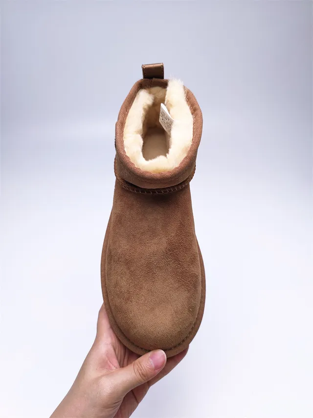 UGG经典迷你栗棕麂皮羊毛里雪靴 7