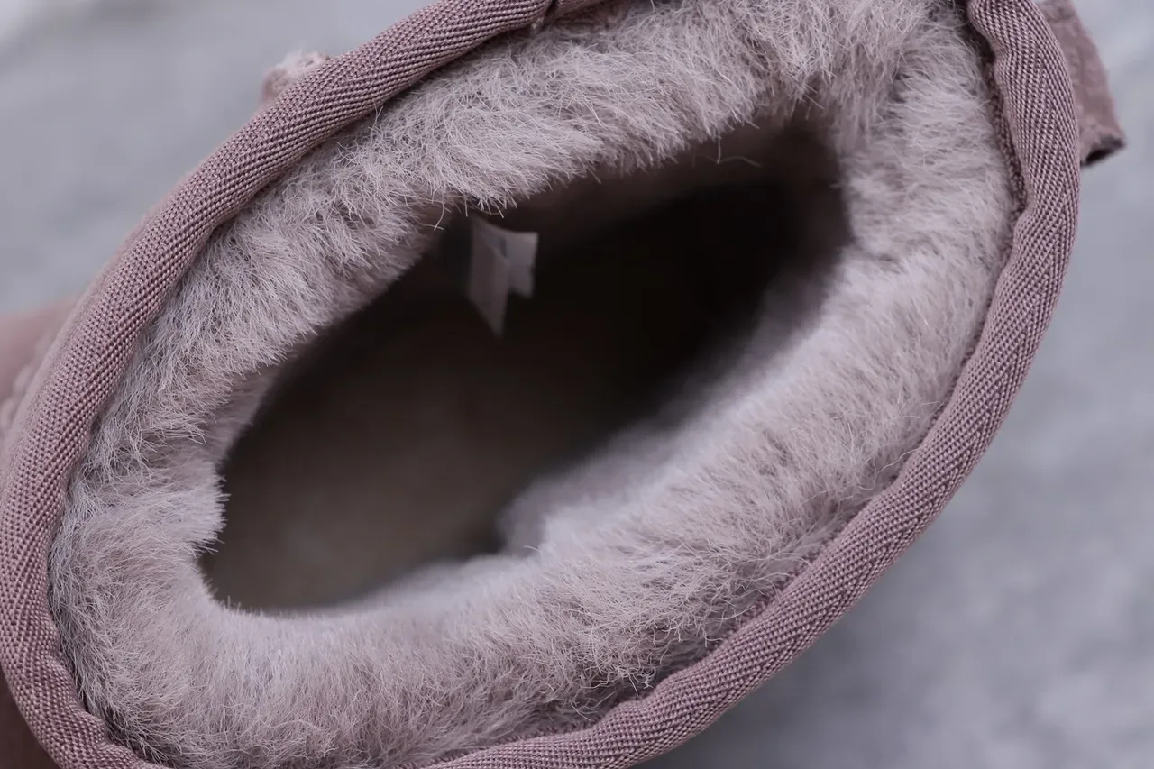 UGG क्लासिक मिनी डस्टी मोवे सूड शियरलिंग-लाइंड स्नो बूट 2