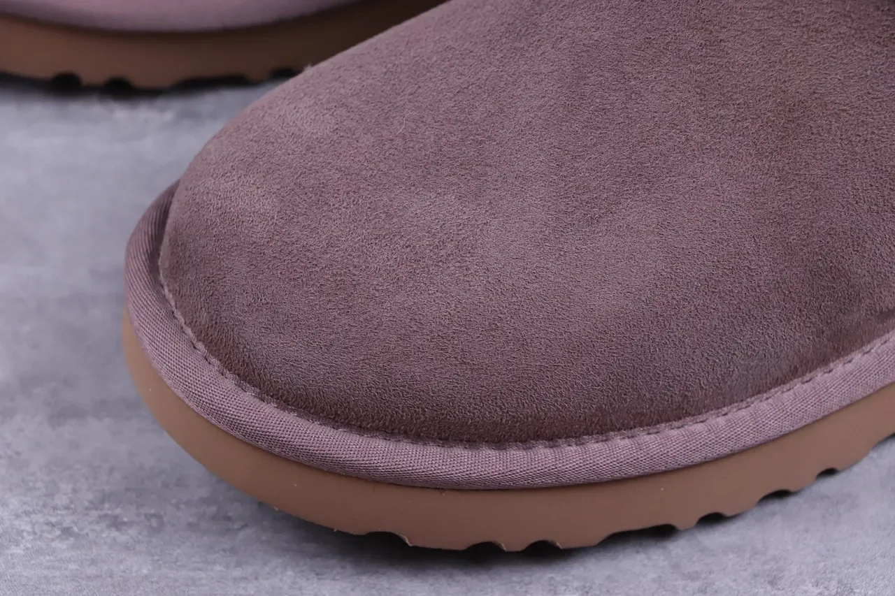 UGG क्लासिक मिनी डस्टी मोवे सूड शियरलिंग-लाइंड स्नो बूट 4