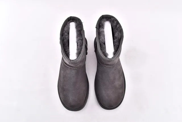 UGG Classic Mini 灰麂皮羊毛内里雪靴 3