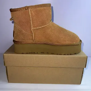 UGG كلاسيكي ميني منصة بني سويد أحذية ثلجية