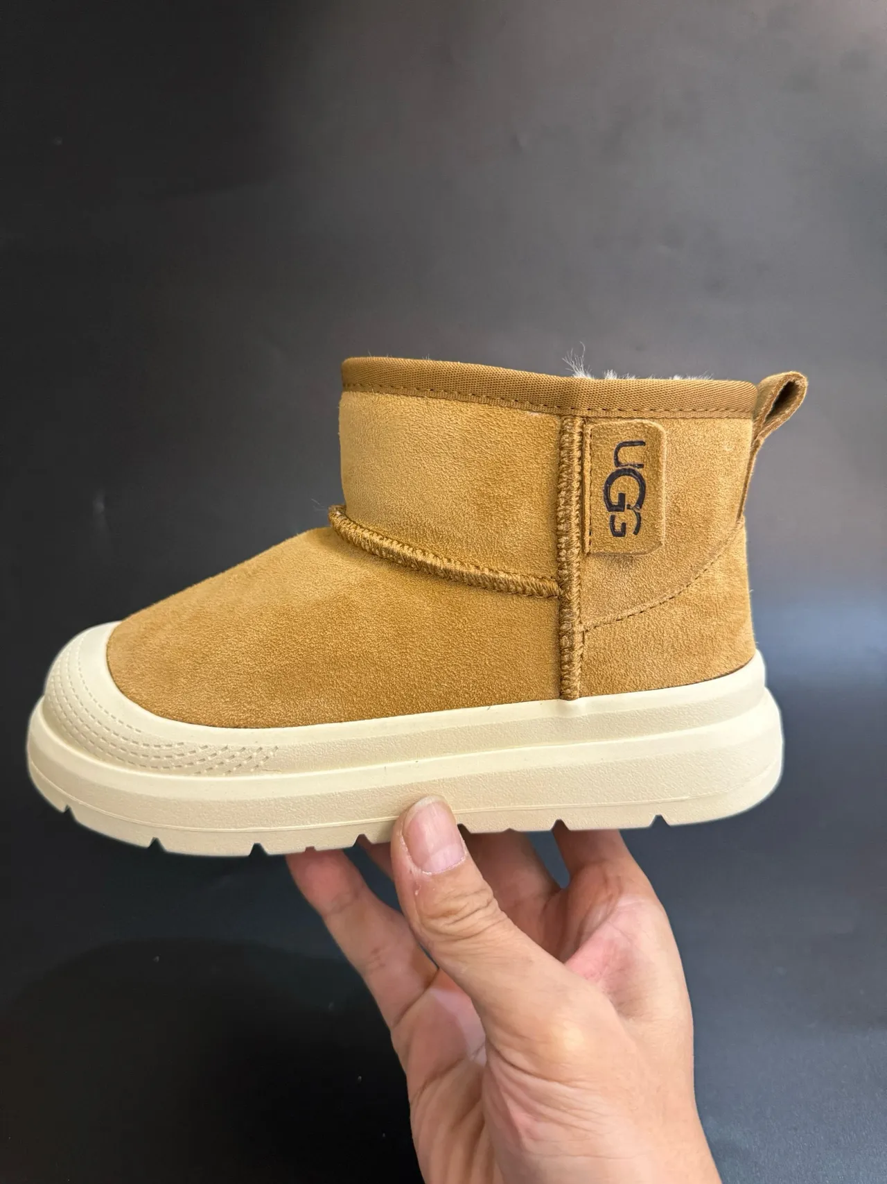 UGG ক্লাসিক মিনি ট্যান স্যুড শিয়ারলিং-লাইন্ড স্নো বুটস 4