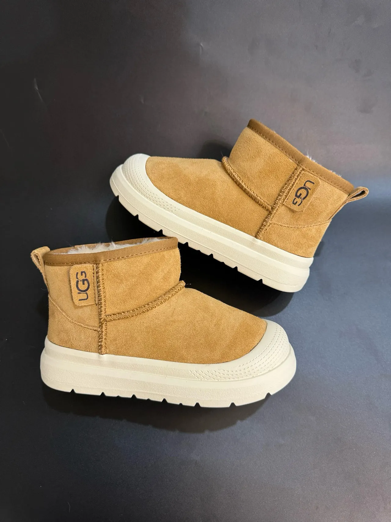 UGG ক্লাসিক মিনি ট্যান স্যুড শিয়ারলিং-লাইন্ড স্নো বুটস 5