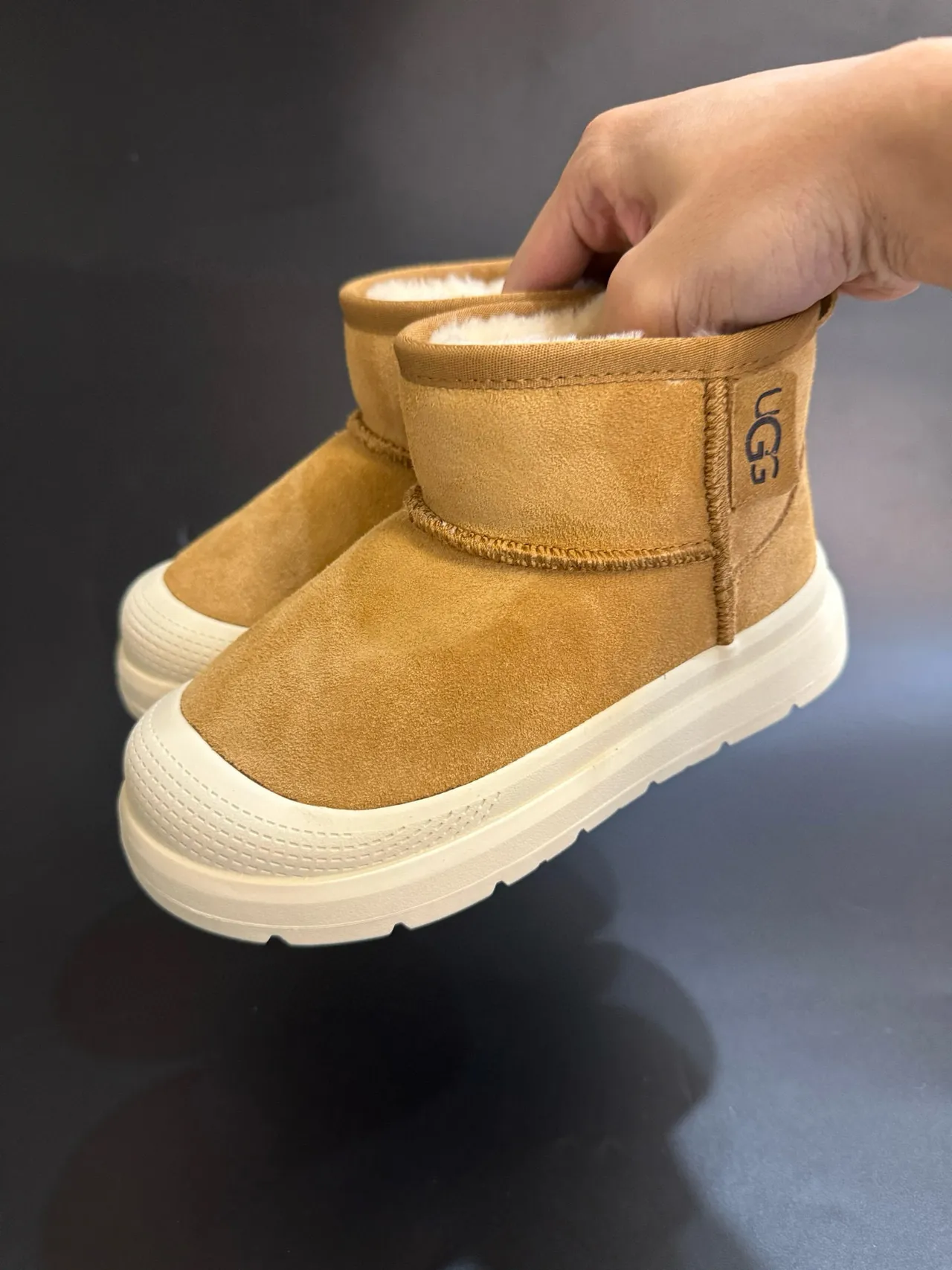 UGG ক্লাসিক মিনি ট্যান স্যুড শিয়ারলিং-লাইন্ড স্নো বুটস 7
