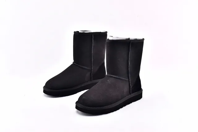 UGG Classic Short 黑色雪地靴 2