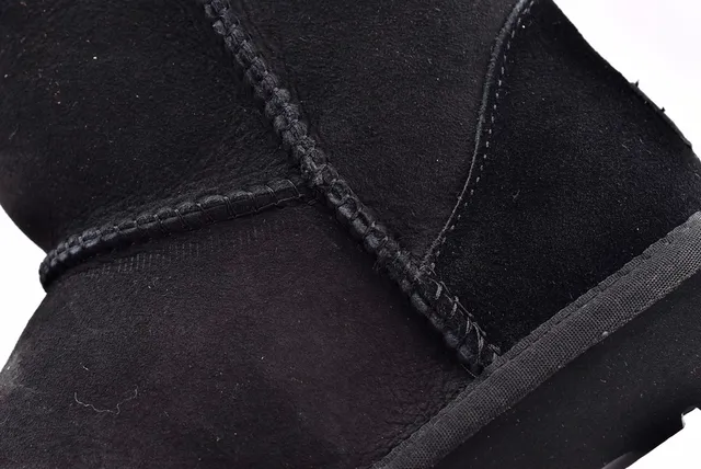 UGG Classic Short 黑色雪地靴 4
