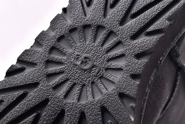 UGG Classic Short 黑色雪地靴 7