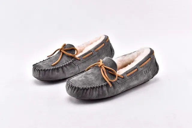 UGG Dakota 炭灰色麂皮羊毛里乐福鞋 2