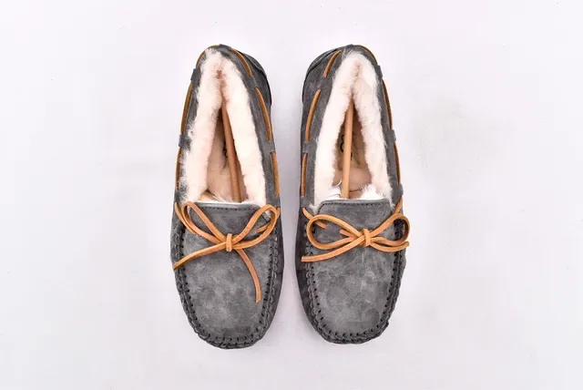 UGG Dakota 炭灰色麂皮羊毛里乐福鞋 3