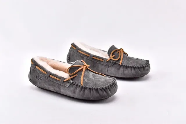 UGG Dakota 炭灰色麂皮羊毛里乐福鞋 9