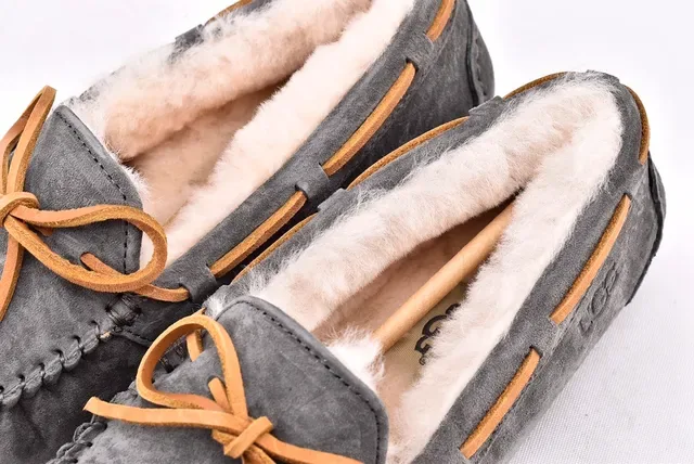 UGG Dakota 炭灰色麂皮羊毛里乐福鞋 11