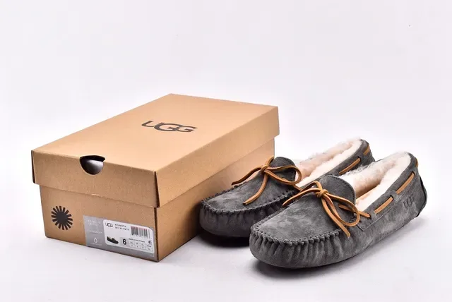 UGG Dakota 炭灰色麂皮羊毛里乐福鞋 15