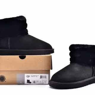 UGG Fuff Mini 绗缝黑色羊毛皮滚边雪靴