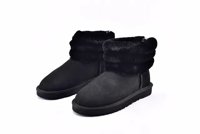 UGG Fuff Mini Bottes de Neige Matelassées Noires à ourlet de Peau de Mouton 2
