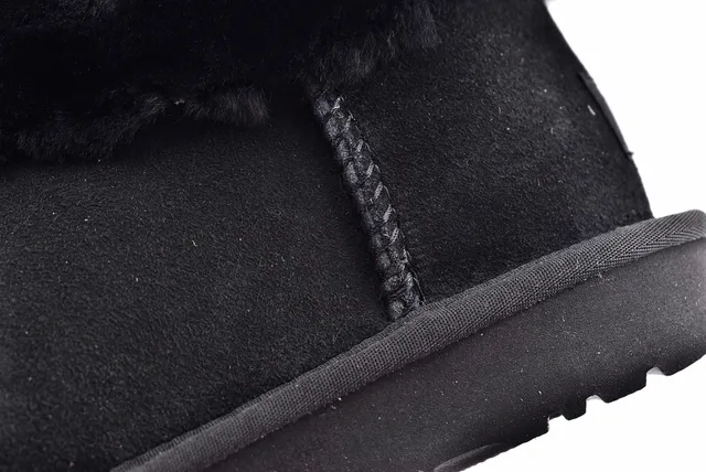 UGG Fuff Mini Bottes de Neige Matelassées Noires à ourlet de Peau de Mouton 4