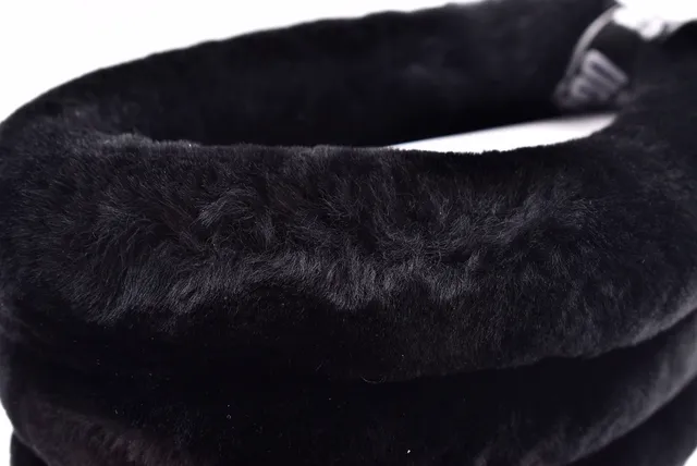 UGG Fuff Mini Bottes de Neige Matelassées Noires à ourlet de Peau de Mouton 5