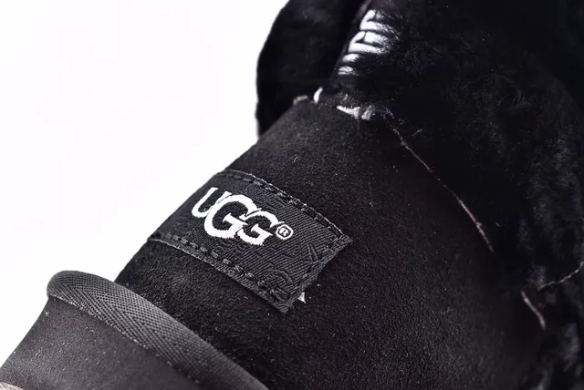 UGG Fuff Mini Bottes de Neige Matelassées Noires à ourlet de Peau de Mouton 6