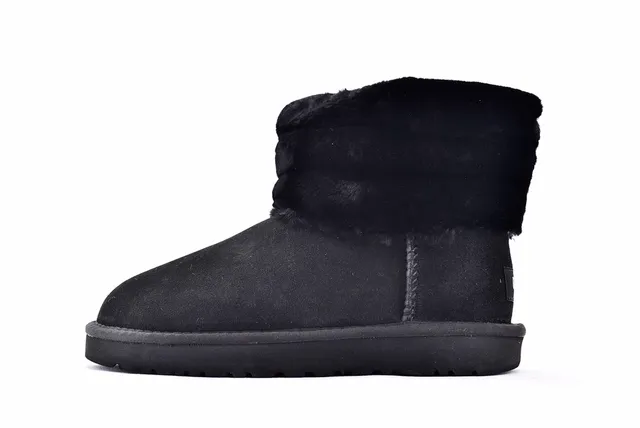 UGG Fuff Mini Bottes de Neige Matelassées Noires à ourlet de Peau de Mouton 8