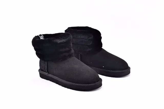 UGG Fuff Mini Bottes de Neige Matelassées Noires à ourlet de Peau de Mouton 9