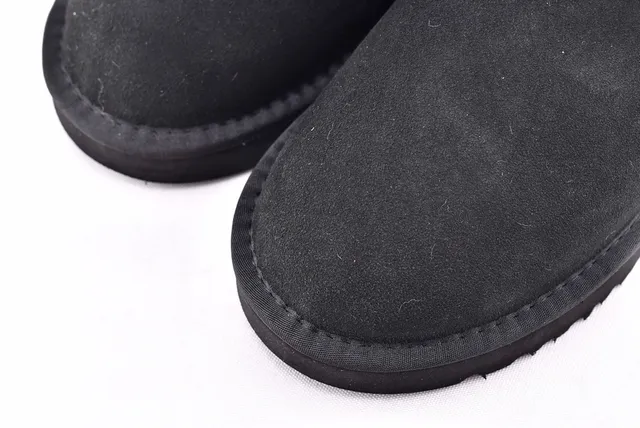 UGG Fuff Mini Bottes de Neige Matelassées Noires à ourlet de Peau de Mouton 10