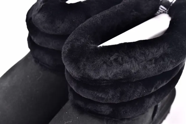 UGG Fuff Mini Bottes de Neige Matelassées Noires à ourlet de Peau de Mouton 11