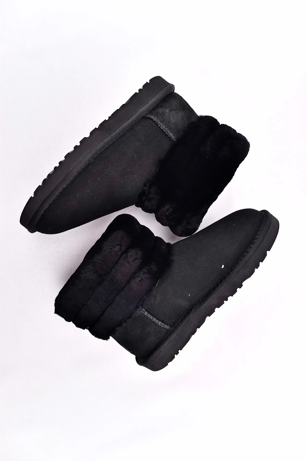 UGG Fuff Mini Bottes de Neige Matelassées Noires à ourlet de Peau de Mouton 12