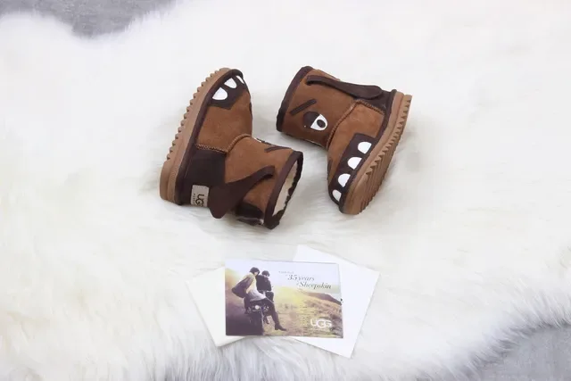 UGG बच्चों के डॉग-फेस शियरलिंग लाइनड भूरी स्नो बूट्स 2