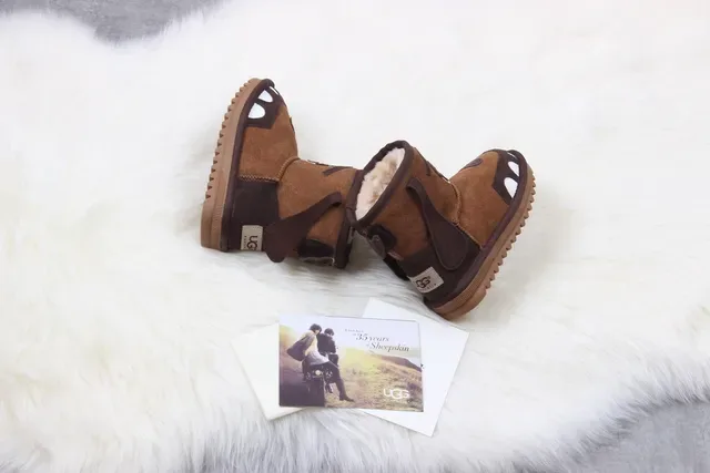 UGG बच्चों के डॉग-फेस शियरलिंग लाइनड भूरी स्नो बूट्स 3