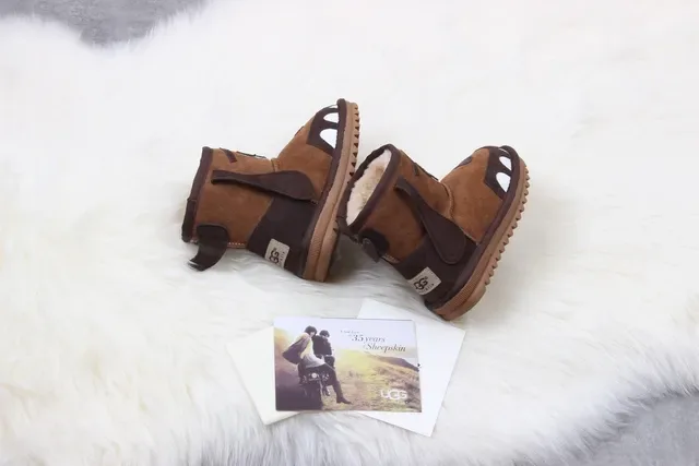 UGG बच्चों के डॉग-फेस शियरलिंग लाइनड भूरी स्नो बूट्स 4