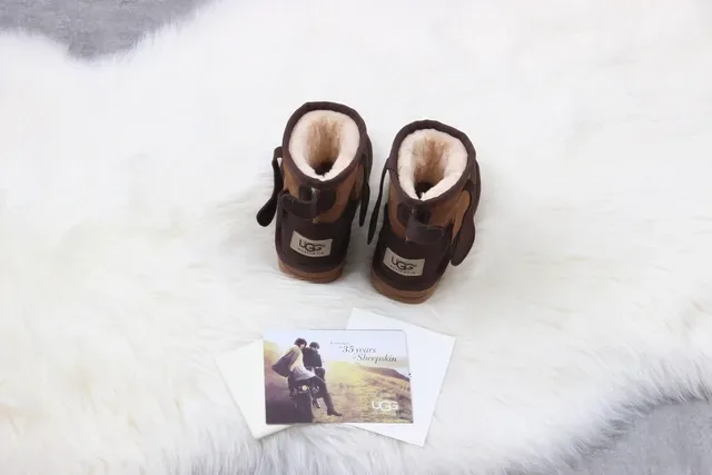 UGG बच्चों के डॉग-फेस शियरलिंग लाइनड भूरी स्नो बूट्स 5